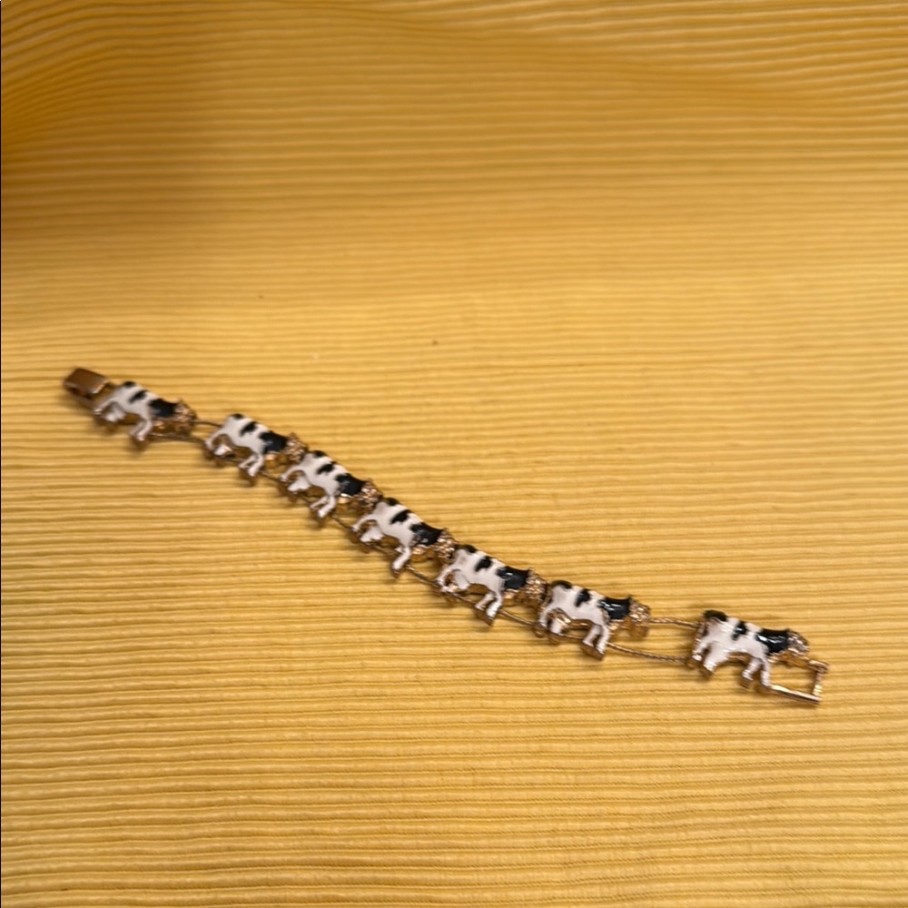 Black and White Star-Shaped Bracelet with Floral Design